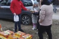 Ukrainische Malteser versorgen Flüchtlinge mit Wasser und Lebensmittel in Jaworiv