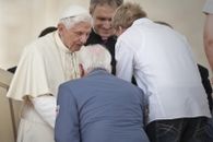 Papst Benedikt XVI. gratuliert dem 28-jährigen Pilger Johannes aus Wertheim