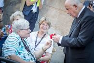 Der Großmeister des Malteserordens begrüßt die Pilger im Garten der Villa Malta