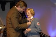 Bundesverdienstkreuz an Elsabeth Freifrau Spiess von Büllesheim durch IM Uwe Schünemann  