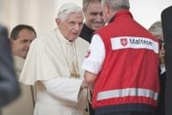 Papst Benedikt XVI. dankt stellvertretend für alle Malteser dem Einsatzleiter der Malteser Romwallfahrt, Benedikt Lieflander, für den Einsatz zugunsten der Menschen mit Behinderung,